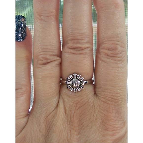 925 STERLING SILVER Dainty Little Sunflower Ring - Picture 3 of 16